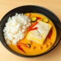 Gele curry met kabeljauw, courgette en rijst
