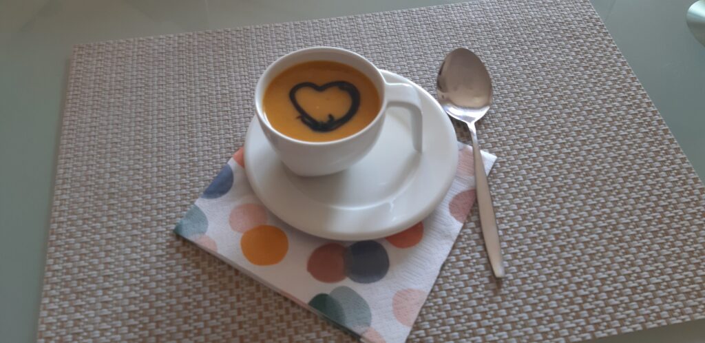 Gele paprikasoep met crema di balsamico