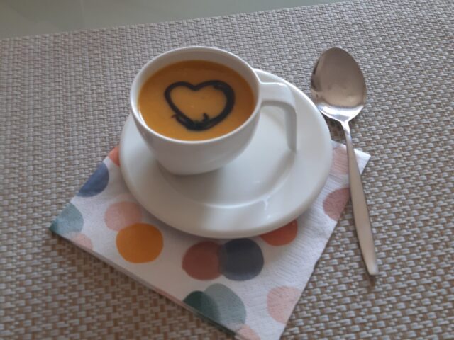 Gele paprikasoep met crema di balsamico