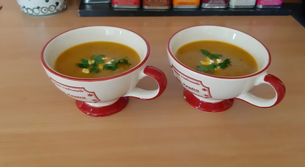 Gele paprikasoep met garam massala en geitenkaas