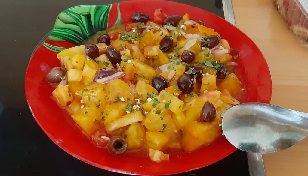 Gele tomatensalade met Kalamata olijven en persillade