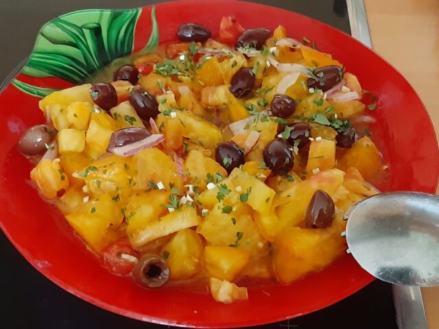 Gele tomatensalade met Kalamata olijven en persillade