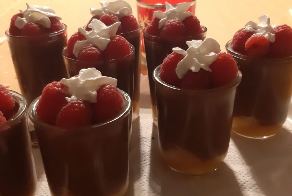 Gemakkelijke chocolademousse met frambozen