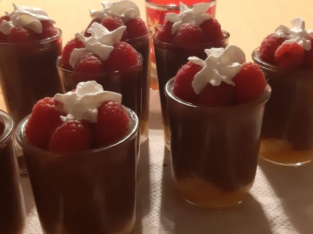 Gemakkelijke chocolademousse met frambozen zonder eieren