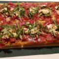 Gemakkelijke plaattaart van bladerdeeg met carpaccio, rucola en truffeltapenade