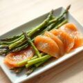 Gemarineerde groene asperges met gerookte zalm