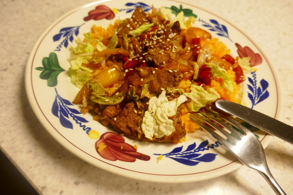 Gemarineerde hamlapjes met Chinese kool en paprika in een heerlijke sojasaus uit de wok