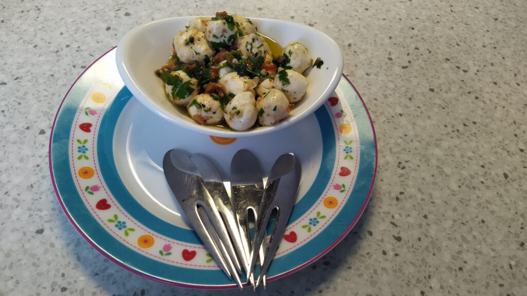 Gemarineerde mozzarella bolletjes