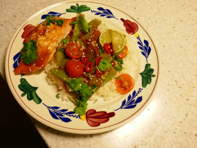 Gemarineerde teriyaki zalm met peultjes en tomaatjes uit de wok