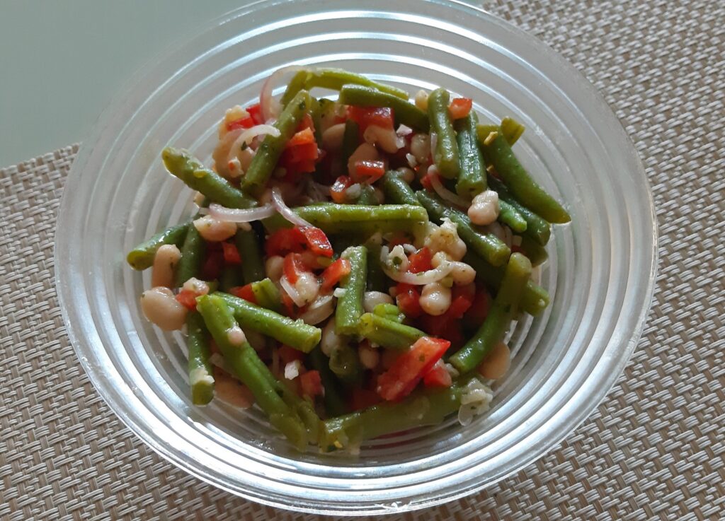 Gemengde bonensalade met paprika en rode ui