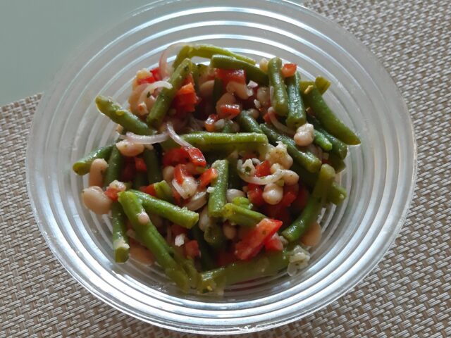 Gemengde bonensalade met paprika en rode ui