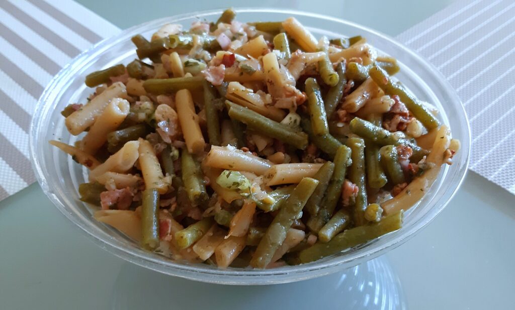 Gemengde bonensalade met ui, knoflook en bacon