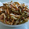 Gemengde bonensalade met ui, knoflook en bacon