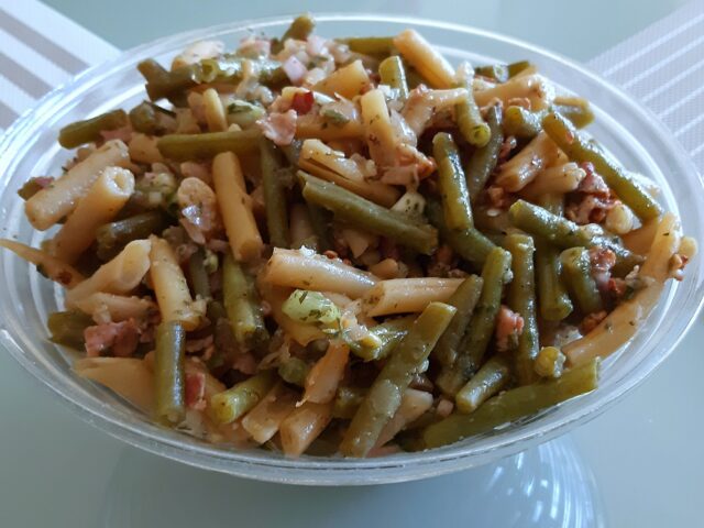 Gemengde bonensalade met ui, knoflook en bacon