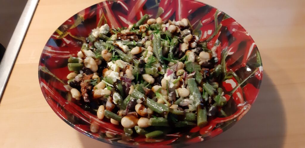 Gemengde bonensalade met zachte jonge geitenkaas en gedroogde tomaatjes