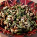 Gemengde bonensalade met zachte jonge geitenkaas en gedroogde tomaatjes