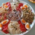 Gemengde lunchsalade met tonijn, witte kool-salade, boterbonen en flageolets met artisjokharten.