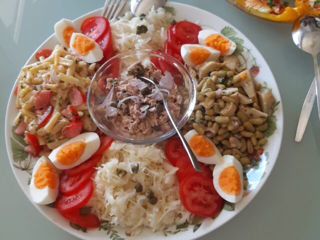 Gemengde lunchsalade met tonijn, witte kool-salade, boterbonen en flageolets met artisjokharten.