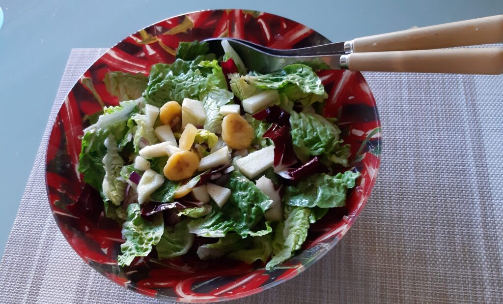 Gemengde salade met appel, banaan en gember