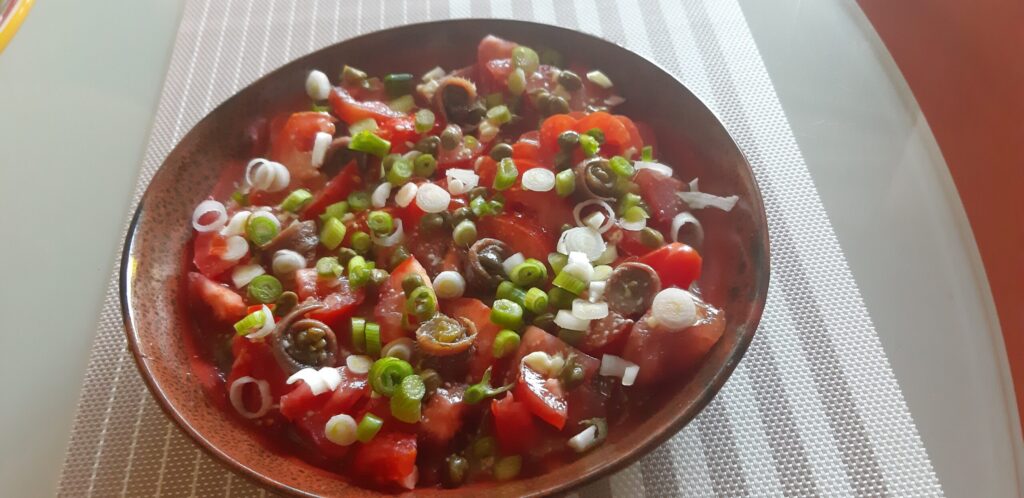Gemengde tomatensalade met ansjovis en kappertjes