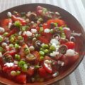 Gemengde tomatensalade met ansjovis en kappertjes