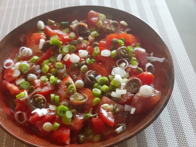 Gemengde tomatensalade met ansjovis en kappertjes