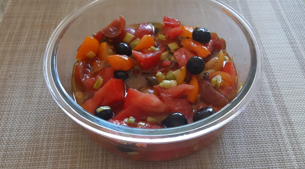 Gemengde tomatensalade met blauwe bessen