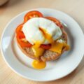Gepocheerd eitje met honing-mosterd dressing