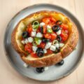 Gepofte aardappel met geitenkaas en olijven