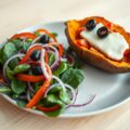 Gepofte zoete aardappel met een slaatje