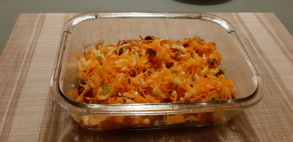 Geraspte wortelsalade met appel en rozijnen