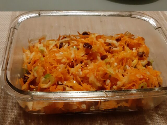 Wortelsalade met appel en rozijnen