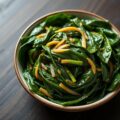 Geroerbakte wilde spinazie met Thaise vissaus