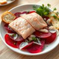 Gerookte forelfilet op een carpaccio van rode biet