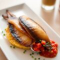 Gerookte paling, aardappelkoekje en tomatenchutney