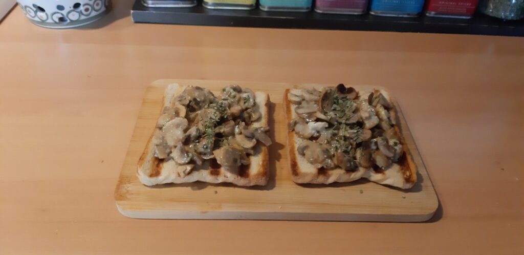 Geroosterde boterham met gebakken champignons en gorgonzola