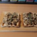 Geroosterde boterham met gebakken champignons en gorgonzola