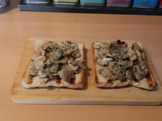 Geroosterde boterham met gebakken champignons en gorgonzola