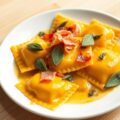 Geroosterde pompoen ravioli met salie