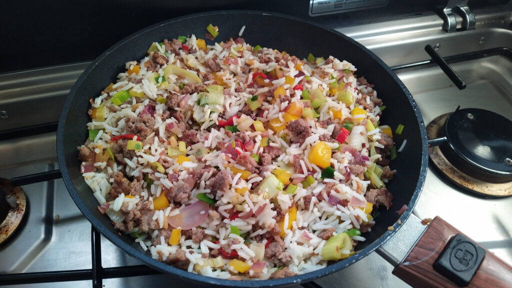 Geurig gehakt pannetje met gebakken rijst