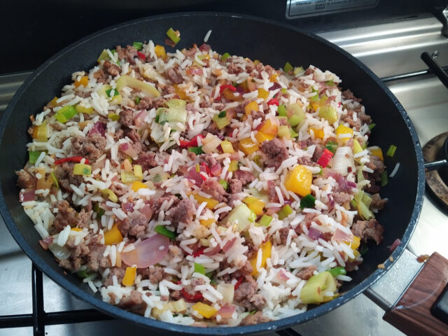Geurig gehakt pannetje met gebakken rijst