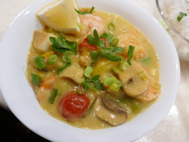 Geurig vispotje met kabeljauw en grote garnalen