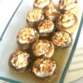 Champigons gevuld met geitenkaas, honing en walnoten uit de oven.