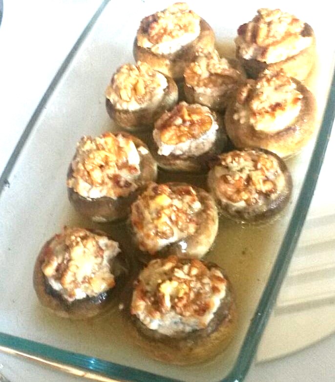 Gevulde champigons uit de oven met geitenkaas, honing en walnoten