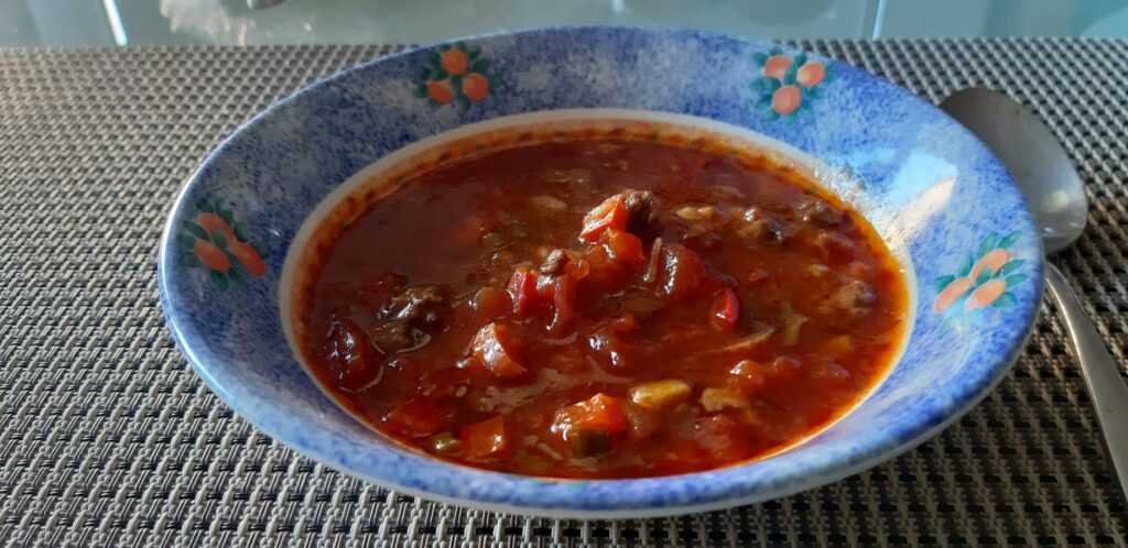 Goed gevulde Italiaanse tomatensoep met gehakt