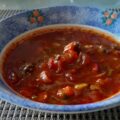 Goed gevulde Italiaanse tomaten-paprikasoep met geruld gehakt
