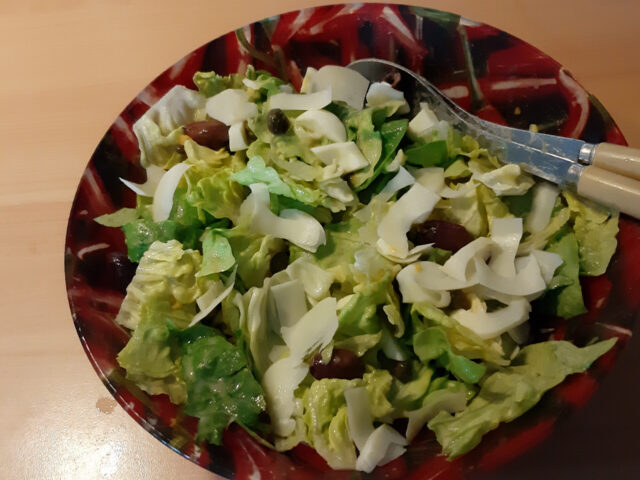 Goed gevulde kropsla met Parmezaanse kaas, ei en olijven