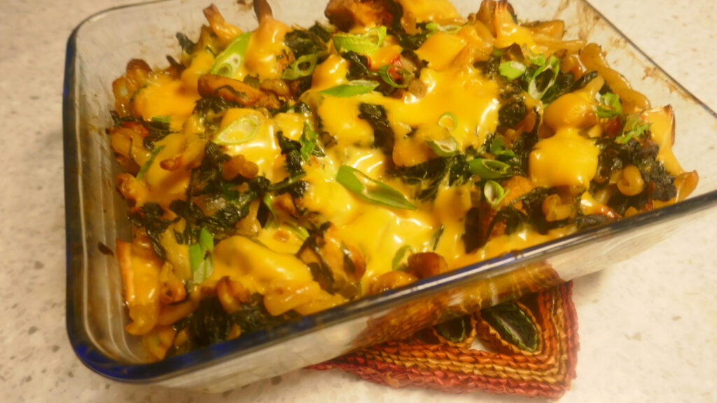 Goed gevulde pasta ovenschotel met spinazie, paprika, champignons en kip