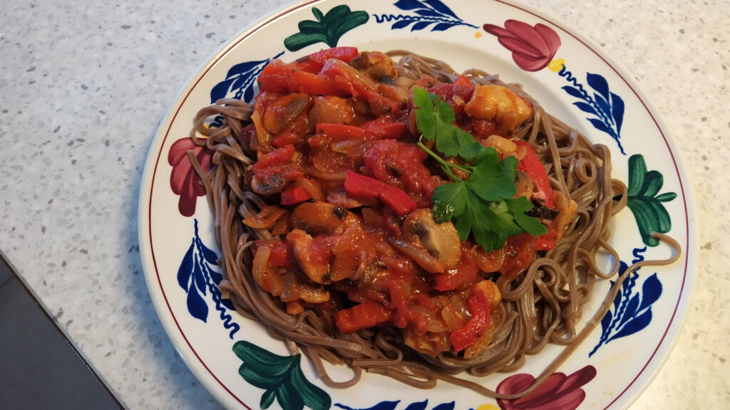 Goulash met kippendijen en noedels