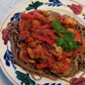 Goulash met kippendijen en noedels